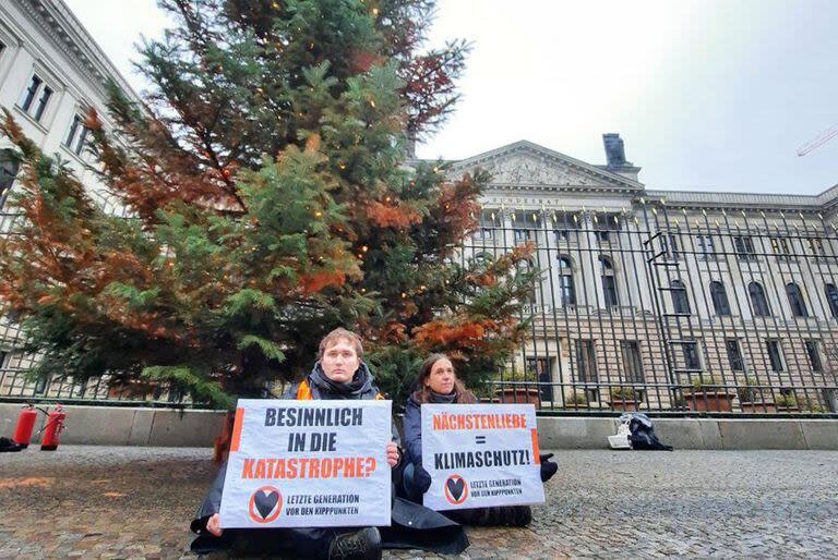 Activistas alemanes pintaron de naranja varios árboles de Navidad