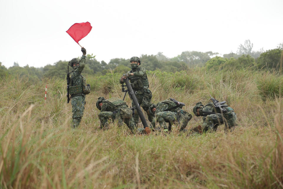 特戰官兵演練「迫砲聯合操作」科目。 （軍聞社提供）