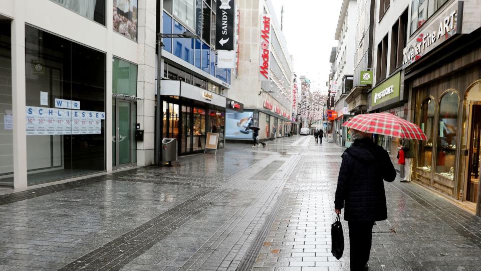 Leere Straße und geschlossene Läden in Köln. Junge Selbstständige leiden besonders unter der Corona-Pandemie.