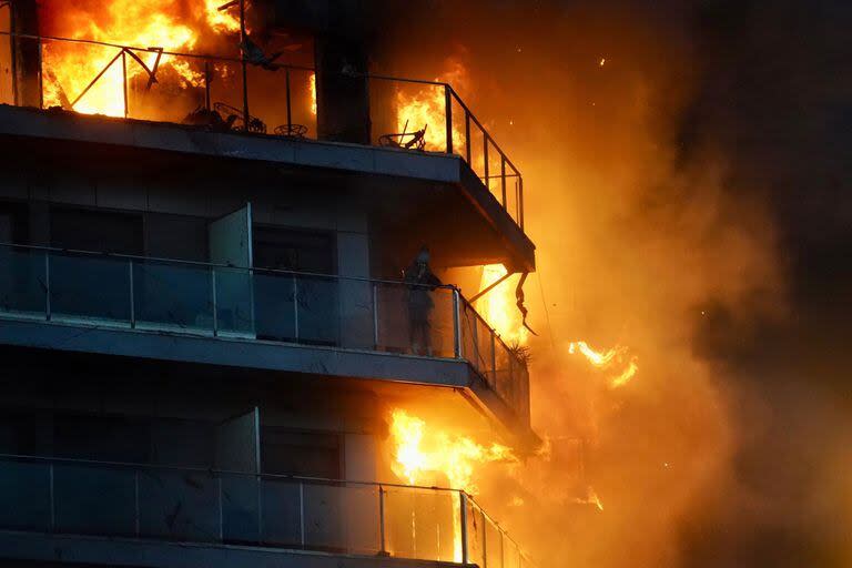 Incendio de un edificio en la calle Maestro Rodrigo, en Valencia