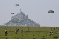 À l'occasion du 75e anniversaire du Débarquement, 135 parachutistes ont sauté en parachute au-dessus du Mont Saint-Michel. (Photo by Damien MEYER / AFP)