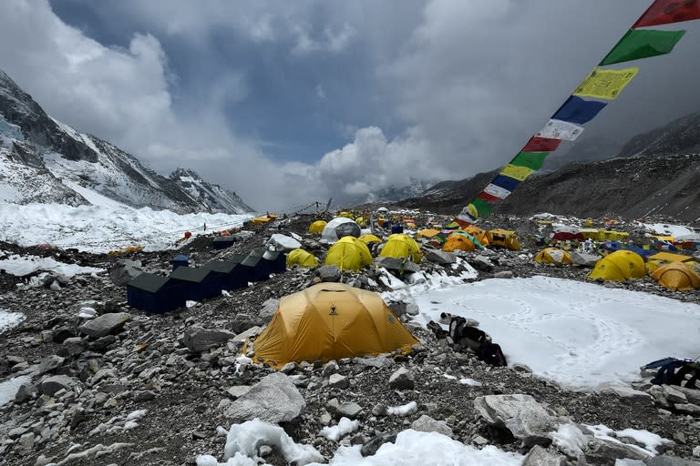 El gobierno de Nepal, decidido a reactivar su lucrativa industria del montañismo después de un cierre total el año pasado, sigue negando que haya un brote en el campamento base del Everest