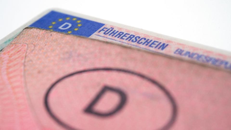 Der rosafarbene Papierf&#xfc;hrerschein ist bald Geschichte, weil alle Autofahrer den EU-F&#xfc;hrerschein im Scheckkartenformat bekommen sollen. Foto: Andrea Warnecke
