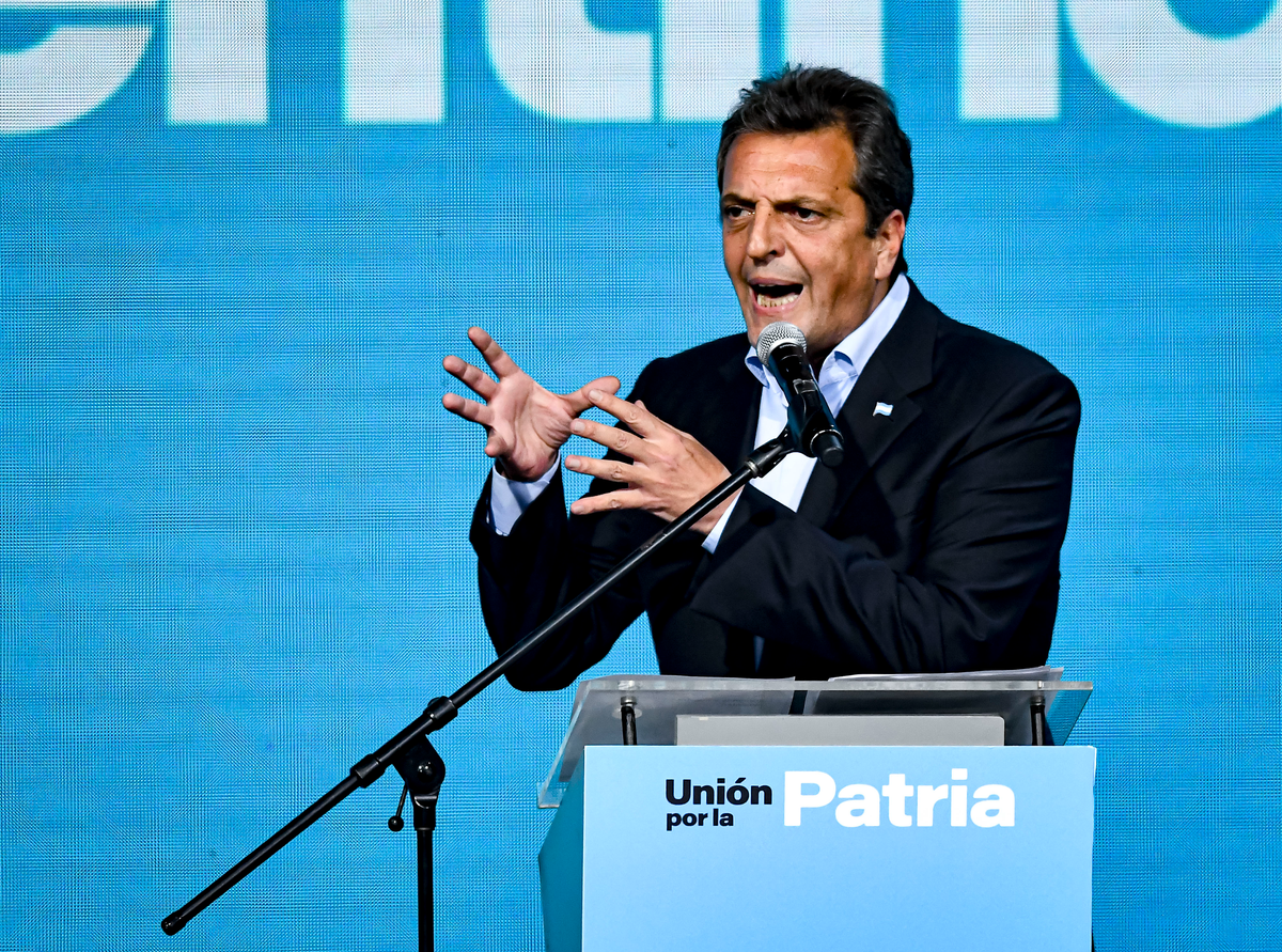 Presidential candidate for Union Por La Patria Sergio Massa speaks to supporters (Getty Images)