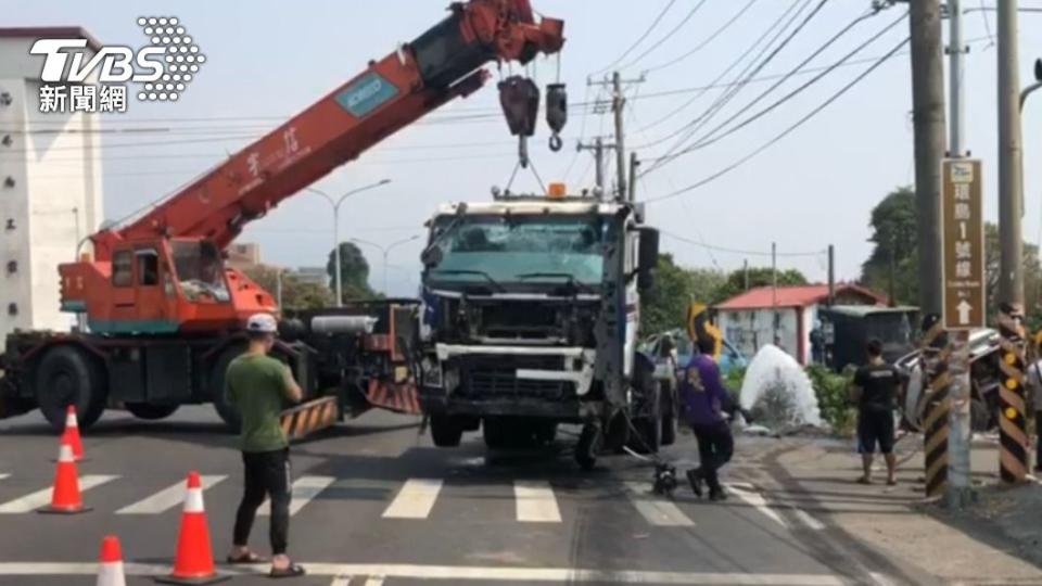 吊車將卡在橋頭的聯結車拉起。（圖／TVBS）