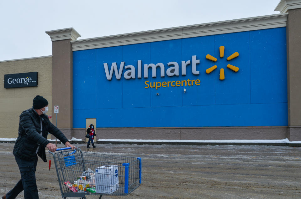 Un hombre empuja un carrito frente a una tienda Walmart en Edmonton. Alberta, Canadá. (Foto de Artur Widak/NurPhoto vía Getty Images)