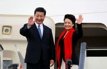 FILE PHOTO: Chinese President Xi Jinping (L) and First Lady Peng Liyuan bid farewell as they board their plane to depart from the Julius Nyerere International Airport in Dar es Salaam, Tanzania, March 25, 2013. REUTERS/Thomas Mukoya/File Photo