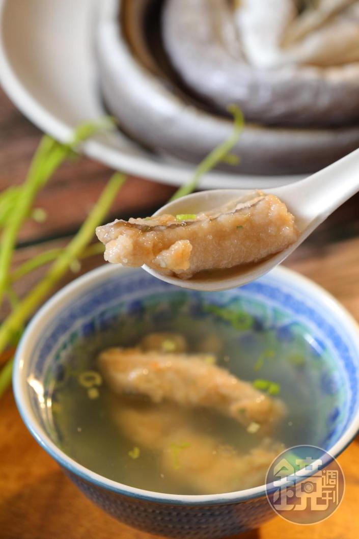 「炊鰻魚湯」吃時點些醋，是正宗台州吃法。（台州宴菜色）