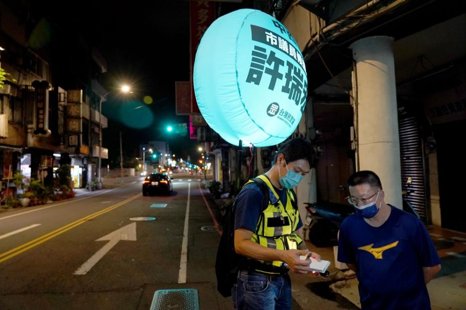 《圖說》許瑞宏夜巡途中遇到熱心的市民提供寶貴的意見。