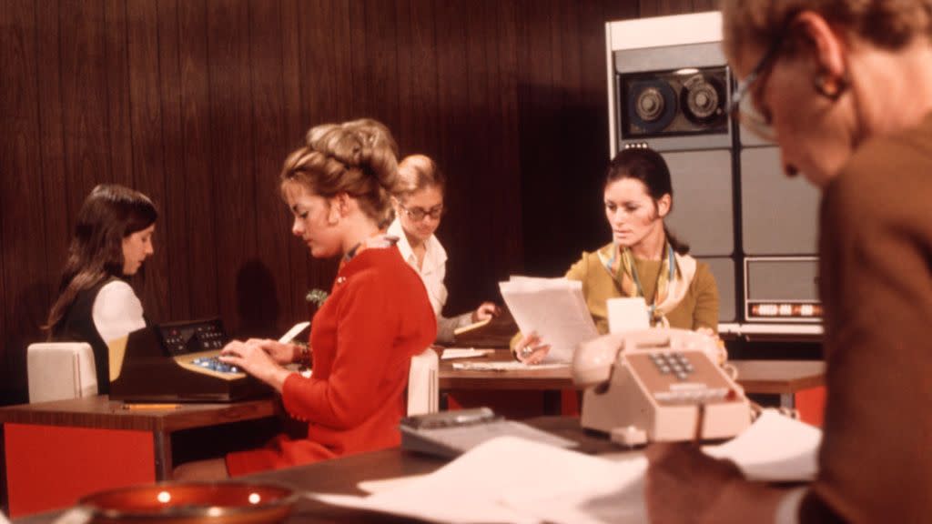 1970s 5 women office