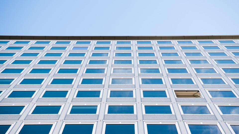 Ein Fenster an einem Gebäude steht zum Lüften auf kipp. Eines der einfachsten Mittel zum Schutz gegen Corona: Ab an die frische Luft.