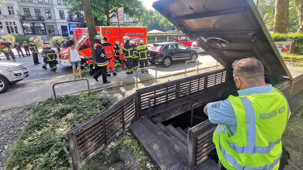 Eine U-Bahn der Linie U1 ist in Hamburg-Rotherbaum gegen eine Bohrstange gefahren.