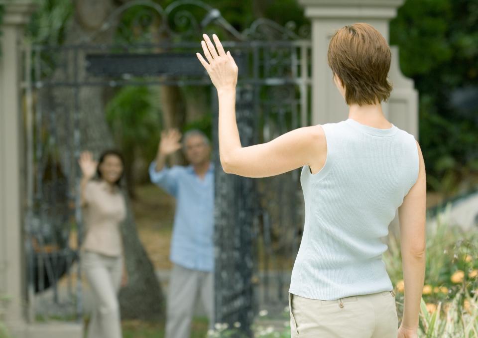 Nicht jeder schließt gleich Freundschaft mit den Nachbarn - einer Studie zufolge reicht es oft jedoch schon, diese zu grüßén, und zwar möglichst sechs an der Zahl (Symbolbild: Getty Images)