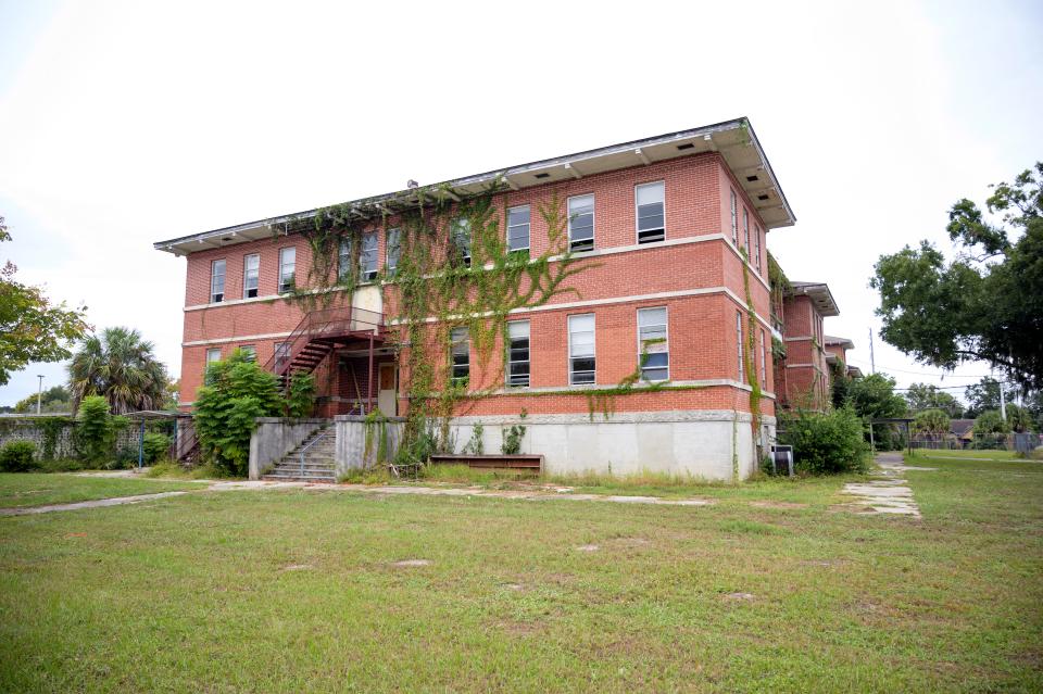 Lee School sits abandoned near downtown Leesburg.