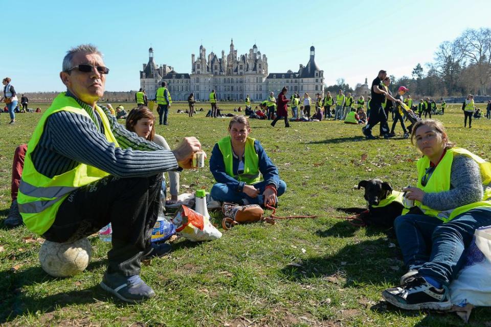 <p>Fait inédit : un événement était organisé à Chambord (Loir-et-Cher). Pour répliquer à Emmanuel Macron, qui y avait fêté son anniversaire en décembre 2017, des gilets jaunes ont en effet appelé à pique-niquer dans la ville. Les organisateurs, qui ont déclaré ce rassemblement, ont expliqué à <em>La Nouvelle République</em> attendre « <em>au moins 2 500 personnes</em> ». Les gendarmes dénombraient environ 750 participants aux alentours de 13h.<br>(Crédit : Getty Images) </p>