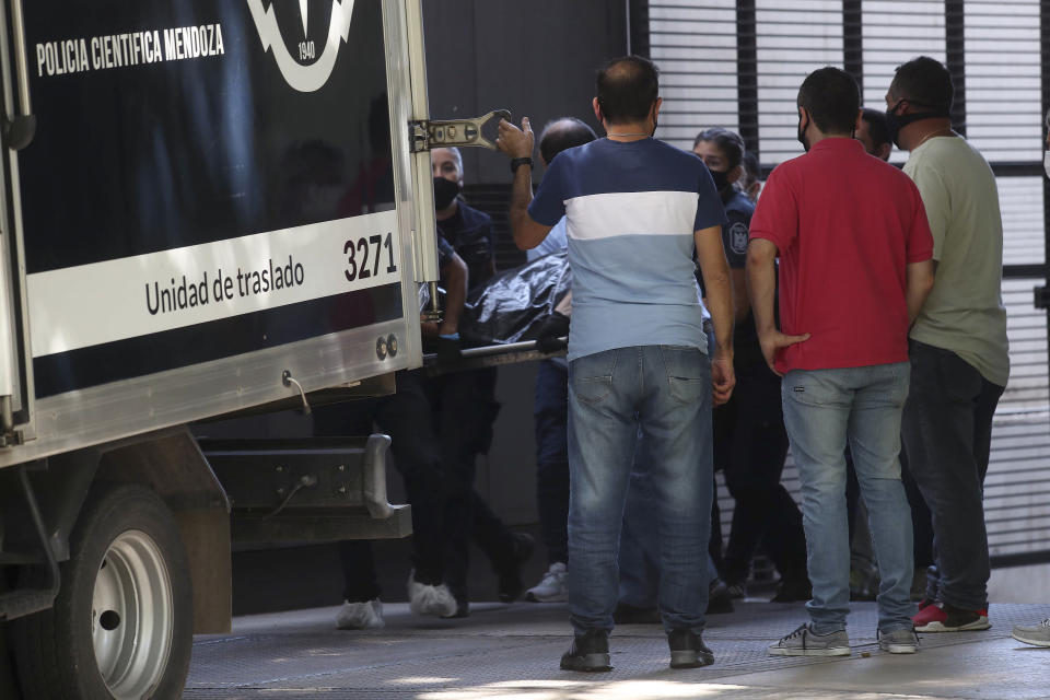 El cuerpo del futbolista uruguayo Santiago García es retirado de su vivienda y colocado en una camioneta de la policía científica de Mendoza, en Argentina, el sábado 6 de febrero de 2021. (AP Foto/Marcelo Ruiz)