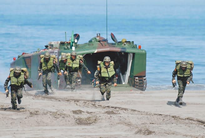 海軍陸戰隊昔日使用美制LVT登陸車搭載步兵連進行搶灘任務。（本報資料照片）