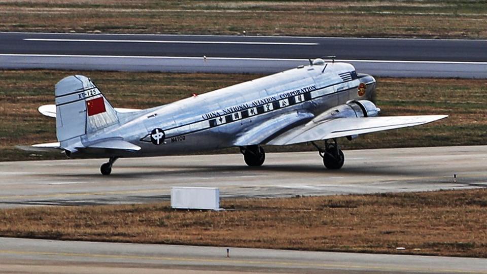 一架復刻塗裝DC-3客機在上海虹橋國際機場等待穿越跑道（中新社圖片6/12/2019）