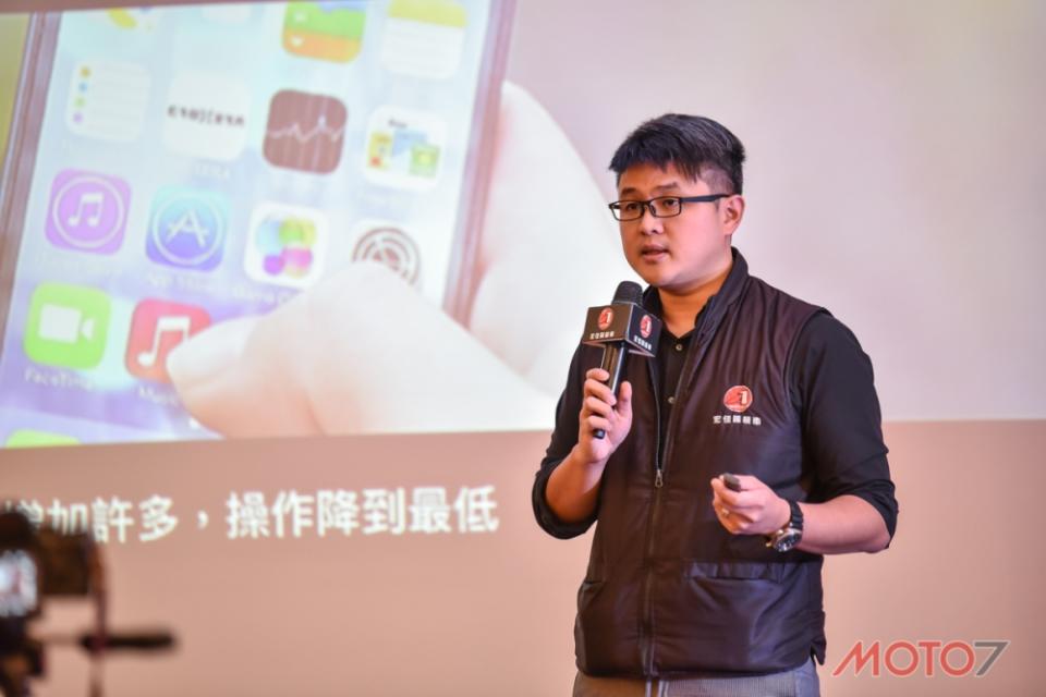 AEON CEO林東閔親自解說AEON CROXERA儀表功能。