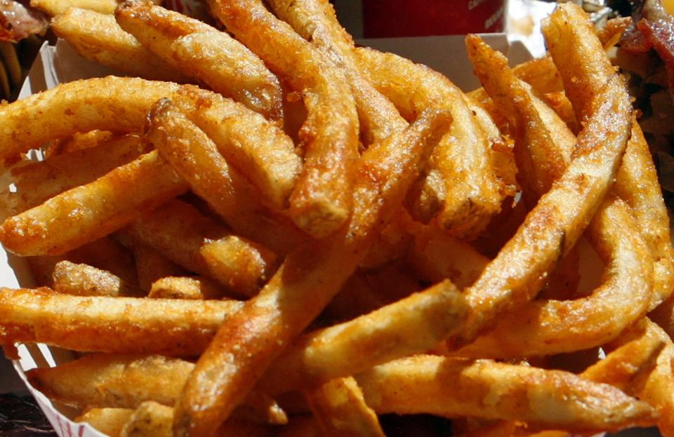 French fries are seen in Hollywood, California in a October 3, 2007 file photo. The U.S. Food and Drug Administration on Thursday proposed banning artificial trans fat in processed food, saying reducing such fat in the American diet could prevent 7,000 deaths from heart disease each year. REUTERS/Lucy Nicholson/files (UNITED STATES - Tags: FOOD HEALTH)