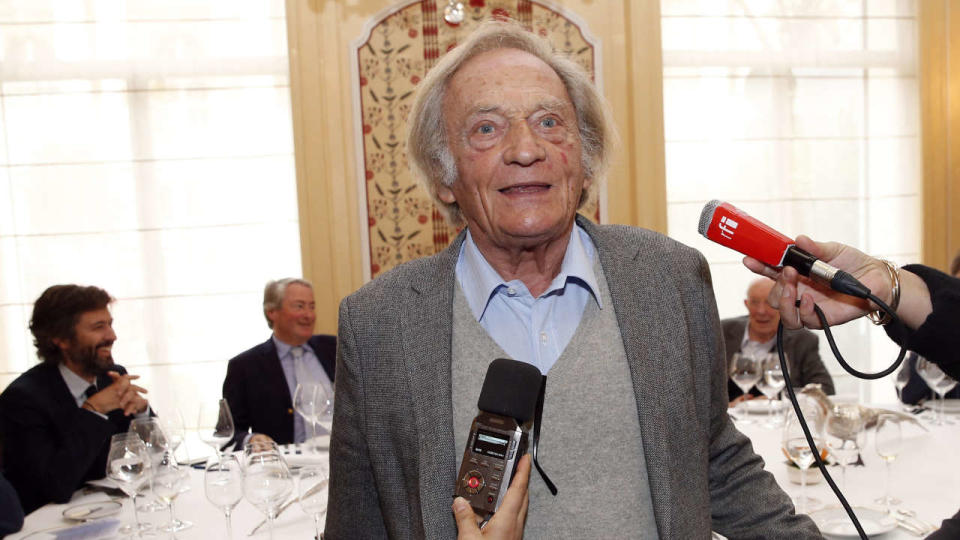 Philippe Tesson, French journalist and President of the jury for the Interallie Prize, a French literary award, announces the name of the 2015 laureate in Paris on November 12, 2015. AFP PHOTO/ PATRICK KOVARIK (Photo by PATRICK KOVARIK / AFP)