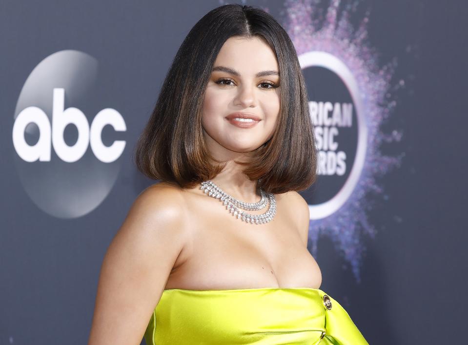 Selena wears a similar hair style at the event