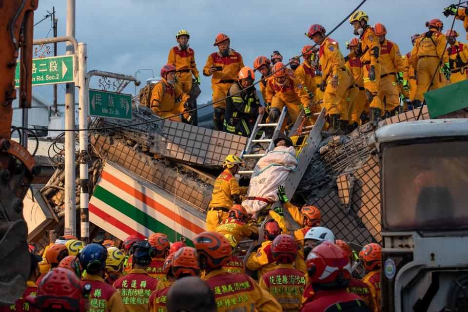 花蓮玉里一棟三層樓房18日因地震坍塌，消防局搜救人員花了三小時救出最後一名受困的婦人，幸僅受輕傷。（記者季相儒／攝影）