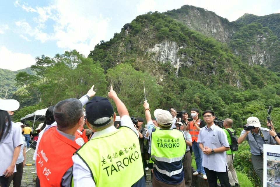 行政院長卓榮泰22日率領部會團隊到花蓮視察震災復原狀況，現場勘查砂卡礑災損現況。   圖：行政院提供