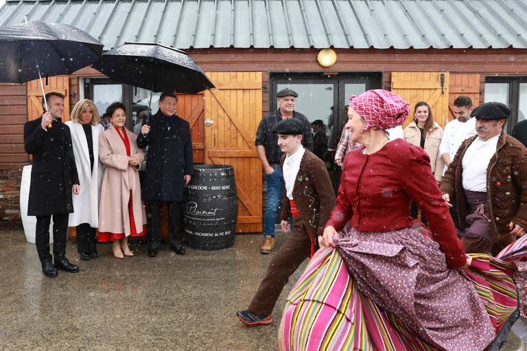 Las parejas presidenciales ven danzas típicas de la zona