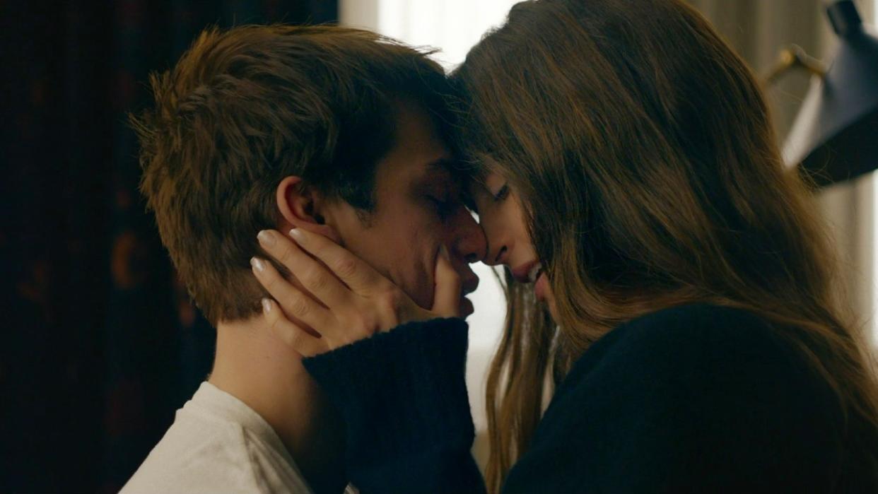  Anne Hathaway and Nicholas Galitzine in The Idea of You. 