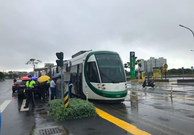 ▲一名男乘客搭乘輕軌後下車，和列車發生擦撞。（圖／翻攝畫面）