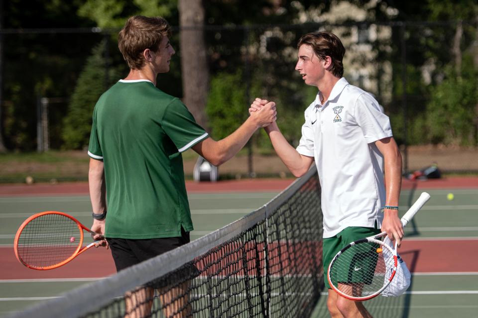 El estudiante de segundo año de Duxbury, primer jugador de individuales, Tim Vargas (derecha) es felicitado por Lex Kaye de Hopkinton, luego de que Vargas ganara su partido de semifinal estatal de la División 2 en Lexington High, el 15 de junio de 2023.