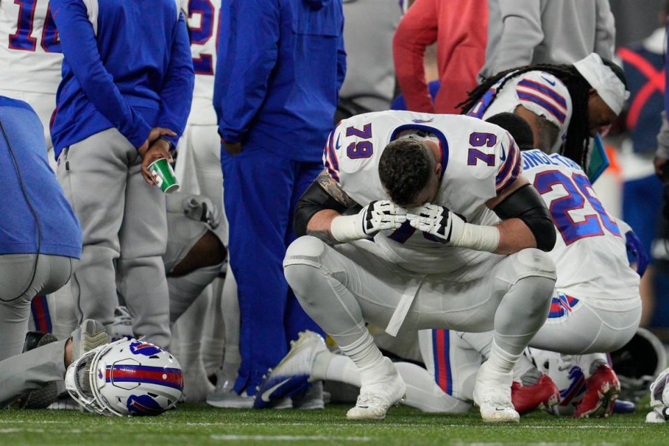 Los compañeros de Hamlin en los Bills estaban visiblemente emocionados junto a él en el campo (AP)