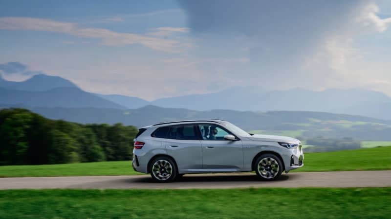 More comfortable in the countryside than in tight urban parking spaces, the fourth generation of the bestseller has grown to a length of 4.76 meters. Uwe Fischer/BMW/dpa