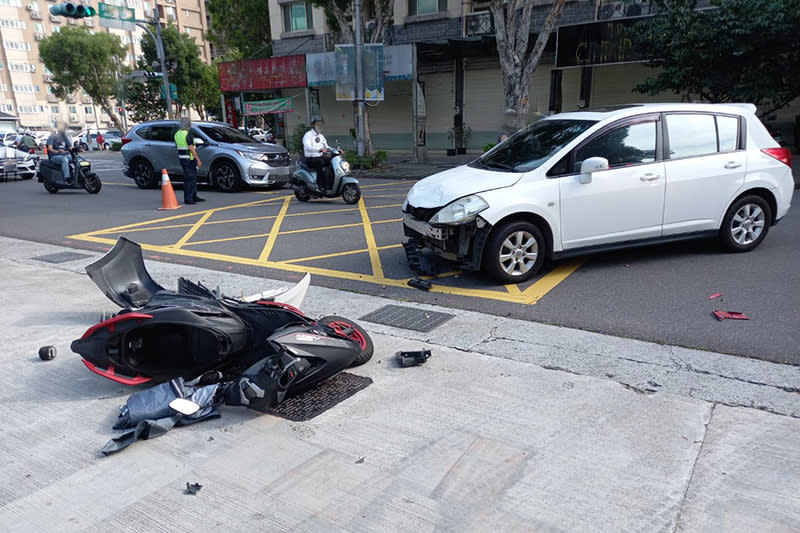 【車勢星聞】影音／王瞳上班遇車禍撞上機車，車頭損毀、保桿掉落。（圖：民視提供）