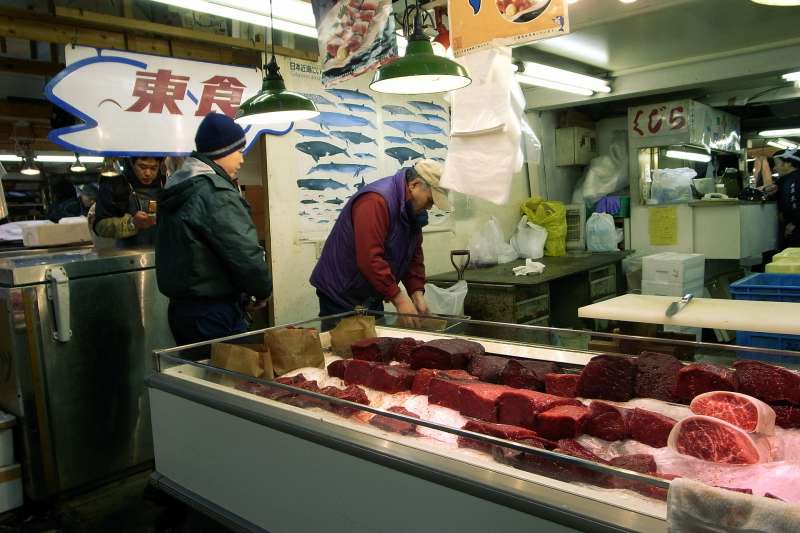 1920px-Whale_meat_on_sale_at_a_Tokyo_fish_market_in_2008.jpg