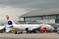 Foto de archivo. Un avión Airbus A320 de la aerolínea colombiana Viva Air se ve en una plataforma del aeropuerto El Dorado de Bogotá