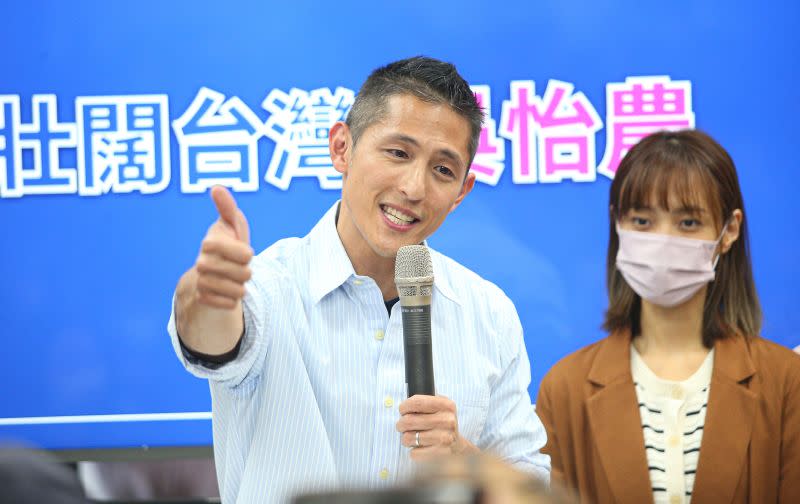 ▲吳怡農在太太陪同下向支持者發表敗選感言。（圖／記者葉政勳攝，2023.01.08）