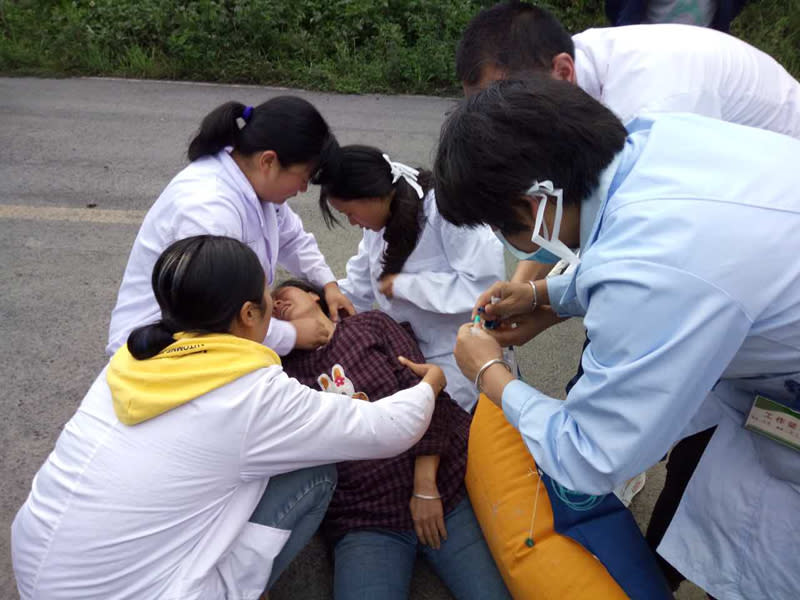 <p>Doctors examine a survivor after a landslide at Xinmo Village of Maoxian County on June 24, 2017 in Tibetan and Qiang Autonomous Prefecture, Sichuan Province of China. (Photo: Zhong Xin/China News Service/VCG via Getty Images) </p>