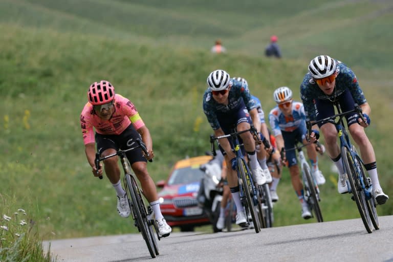 El corredor ecuatoriano del EF Education Richard Carapaz (izquierda), durante el descenso del Col de Vars durante la 19ª etapa del Tour de Francia, entre Embrun e Isola 2000, el 19 de julio de 2024 (Thomas SAMSON)