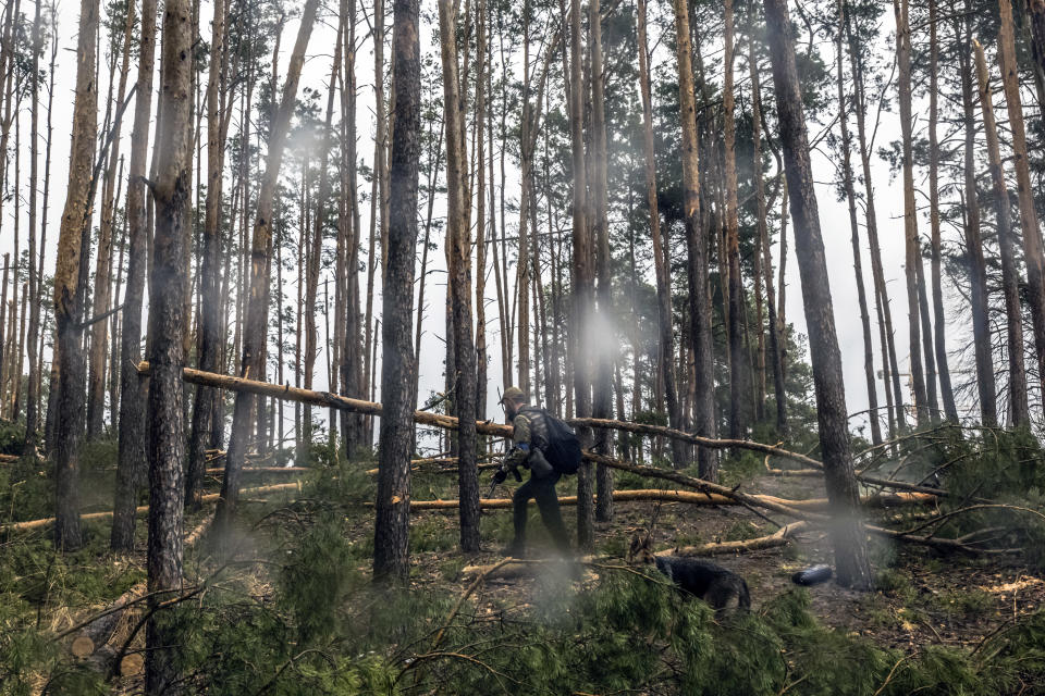 Un soldado ucraniano se desplaza por una zona boscosa cerca de Irpín el 29 de marzo de 2022. (Daniel Berehulak/The New York Times)
