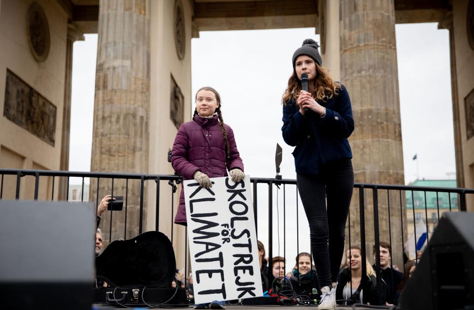 Umweltaktivistin Greta Thunberg und Luisa Neubauer sprechen auf der Klimademonstration “Fridays for Future” am Brandenburger Tor zu den Schülern. (Foto: Kay Nietfeld/dpa)