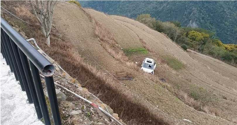 轎車墜谷後卡於梯田動彈不得。（圖／翻攝畫面）