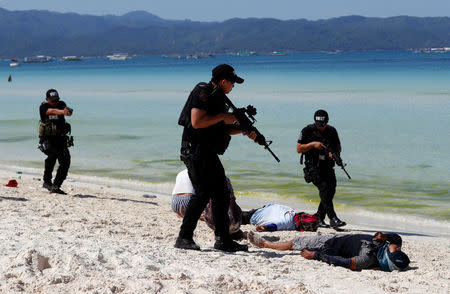 Members of the police SWAT team take part in a hostage taking drill, a day before the temporary closure of the holiday island Boracay, in the Philippines April 25, 2018. REUTERS/Erik De Castro