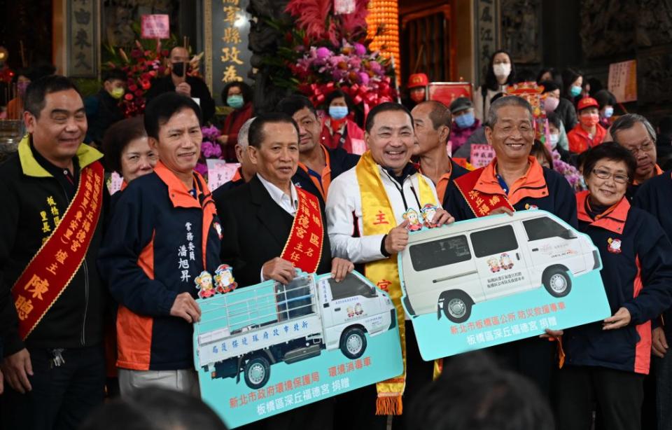 適逢福德正神聖誕，新北市板橋深丘福德宮昨日捐贈市府清潔車及救援專車各一輛由市長侯友宜代表受贈。（記者吳瀛洲攝）