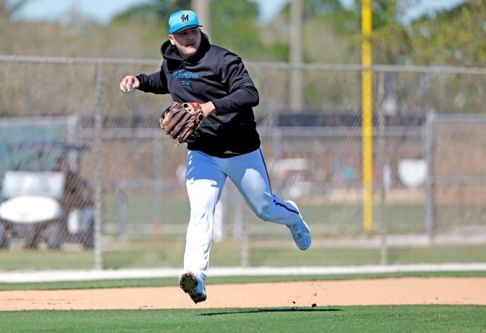 El tercera base de los Marlins Jake Burger tira a primera en una práctica en el entrenamiento de primavera, el 20 de febrero de 2024 en Jupiter, Florida.