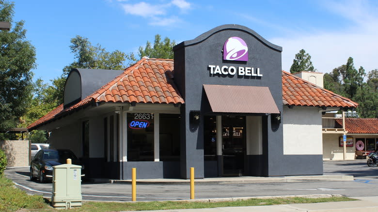 taco bell restaurant exterior