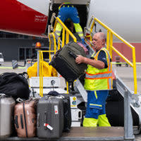 An vielen Flughäfen mangelt es an Mitarbeitern, die Flugzeuge ent- und beladen.