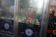 <p>Policías antidisturbios se cubren con sus escudos durante una protesta contra el gobierno del presidente de Venezuela, Nicolás Maduro, en Caracas. REUTERS / Carlos Garcia Rawlins</p>