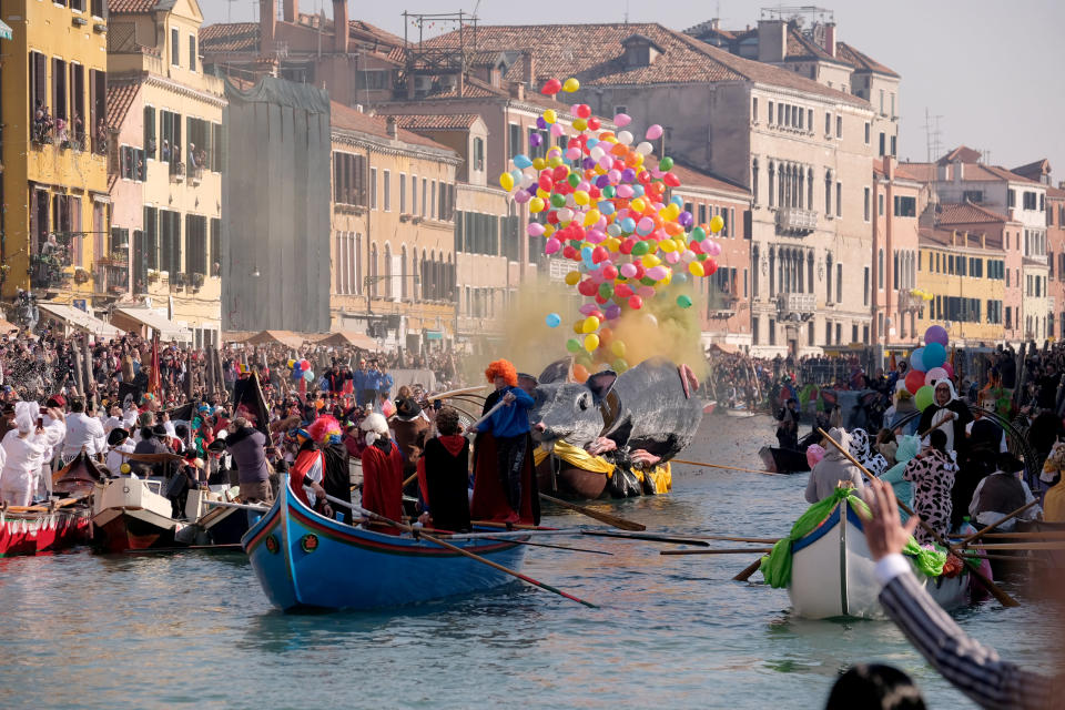 Las fotos del Carnaval de Venecia que muestran lo abarrotado que está